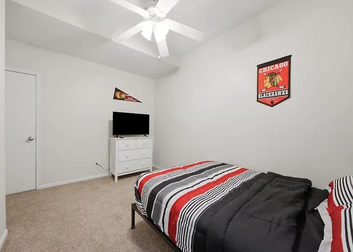Closest To The United Center Apartment *